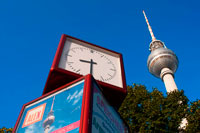 Torre de la televisión y el reloj mundial en Alexanderplatz, en Berlín. Todo el mundo se supone que recordar que Fernsehturm berlinés (torre de televisión) es 365m de altura y es el edificio más alto de Berlín. Según cuenta la leyenda urbana cuenta que, la altura de la torre era una decisión deliberada tomada por Walter Ulbricht, líder de la SED, para que cada niño sería capaz de recordar que, al igual que los días del año. De hecho la cumbre de la torre es hoy 368m.