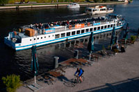 Boat excursion in the Spree river, Berlin. Spree, Landwehrkanal and Havel – Berlin is crossed by a multitude of rivers and canals. Did you know that Berlin, with its 1,700 bridges, has more bridges than Venice? A discovery of the city on water creates unusual outlooks on the capital. When the weather is good, you can relax on the boat decks and marvel at the sights, as well as at unknown corners of the metropolis. From March to October, the shipping companies of Berlin offer various tours of the city as well as its surrounding areas, including competent explanations and stories from the ship crew.