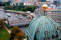 Río Spree desde lo alto de la Catedral de Berlín o la Berliner Dom, una iglesia evangélica construida en 1905 por el rey Federico Guillermo IV. Berlín tiene dos grandes ríos Spree y Havel--??, así como gran cantidad de lagos y canales donde los barcos y barcas de cruceros. El río Spree fluye en arcos a través de Berlín, al sur de la misma corre el canal de la milicia. Por lo tanto, todas las excursiones en barco por la ciudad siguen el mismo camino sobre el río Spree y el canal Landwehr, sólo la longitud y la duración de las excursiones en barco varían, dependiendo de los puntos de salida y llegada.