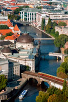 Berlín. Alemanya. Riu Spree, paisatge aeri es veu des de la torre de televisió, Berlín. Riu Spree, Berlín, vista des de la torre de televisió. Spree, Landwehrkanal i Havel - Berlín és travessat per multitud de rius i canals. Sabies que Berlín, amb els seus 1.700 ponts, té més ponts que Venècia? Una descoberta de la ciutat sobre l'aigua crea perspectives inusuals a la capital. Quan el temps és bo, relaxeu-vos a la coberta del vaixell i meravellar-se amb les vistes, així com en racons desconeguts de la metròpoli.