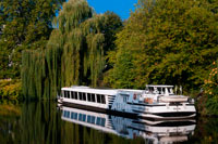 Excursión en barco en el río Spree, en Berlín. Spree, Landwehrkanal y Havel - Berlín es atravesado por multitud de ríos y canales. ¿Sabías que Berlín, con sus 1.700 puentes, tiene más puentes que Venecia? Un descubrimiento de la ciudad sobre el agua crea perspectivas inusuales en la capital. Cuando el tiempo es bueno, podrá relajarse en la cubierta del barco y maravillarse con las vistas, así como en rincones desconocidos de la metrópoli. De marzo a octubre, las compañías navieras de Berlín ofrecen diversas excursiones por la ciudad, así como sus alrededores, incluyendo explicaciones competentes y las historias de la tripulación del buque.