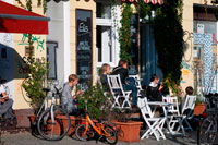 Berlín. Alemania. Bar y restaurante Caramello Eis & Pizza Prenzlauer Berg. Escena típica calle Prenzlauer Berg: bar / cafetería Elis caramello, Berlín, Alemania, Europa. Prenzlauer Berg es una localidad de Berlin, que forma la parte sur del barrio de Pankow. Hasta 2001, Prenzlauer Berg era en sí mismo un municipio de Berlin; en ese año fue combinado (junto a la antigua ciudad Weißensee) en el barrio de Pankow. Después de la reunificación alemana en 1990 Prenzlauer Berg se convirtió en un centro para la juventud de Berlín más bohemio, mientras que más recientemente se ha experimentado aburguesamiento.