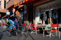 Berlín. Alemania. Mujer en bicicleta delante de caos en forma de tienda en Kreuzberg. Falkenstein Street, cerca de Puente Oberbaum, Design Store, Escena Club, Kreuzberg, Berlín. Las calles de este Kreuzberg están llenas de boutiques interesantes, por lo general propiedad de, o artículos de la media de, etiquetas y diseñadores locales. No es sólo la ropa que se ofrecen: hay libros, artesanías hechas a mano, muebles de segunda mano y, por supuesto, un buen vinilo antiguo. Pasear y que sin duda vendrá a través de pequeñas joyas. Aquí están nuestras tiendas locales favoritos para ir de compras única en Kreuzberg: Caos en la forma. Diseñado por el arquitecto del momento, es de 300 metros cuadrados de post-industrial paraíso de las compras minimalista. Anteriormente un taller de cerrajería, el espacio está lleno de madera desnuda elegante y rieles en busca de soledad que la casa de ropa de alta calidad y accesorios de calle en la alta moda.