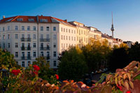 Berlín. Alemania . Prenzlauerberg Distrito , construyendo alrededor de la antigua Wasserturm , 1873 ladrillos torre de agua convertida en un apartamento. TV Tower. Wasserturm . Watertower en Berlín (Alemania ) , fue construido en 1877 y es el símbolo de Prenzlauer Berg. El Wasserturm Prenzlauer Berg es la torre de agua más antiguo de Berlín , terminado en 1877 y funcionó hasta 1952. La estructura fue diseñada por Henry Gill y construido por el Inglés Waterworks Company . Prenzlauerberg Distrito , construyendo alrededor de la antigua Wasserturm , 1873 ladrillos torre de agua convertida en un apartamento. TV Tower. Wasserturm . Watertower en Berlín (Alemania ) , fue construido en 1877 y es el símbolo de Prenzlauer Berg. El Wasserturm Prenzlauer Berg es la torre de agua más antiguo de Berlín , terminado en 1877 y funcionó hasta 1952. La estructura fue diseñada por Henry Gill y construido por el Inglés Waterworks Company . Prenzlauerberg Distrito , construyendo alrededor de la antigua Wasserturm , 1873 ladrillos torre de agua convertida en un apartamento. TV Tower. Wasserturm . Watertower en Berlín (Alemania ) , fue construido en 1877 y es el símbolo de Prenzlauer Berg. El Wasserturm Prenzlauer Berg es la torre de agua más antiguo de Berlín , terminado en 1877 y funcionó hasta 1952. La estructura fue diseñada por Henry Gill y construido por el Inglés Waterworks Company.