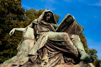 Berlín. Alemania. Uno de la estatua de héroe de guerra Otto von Bismarck se sitúa en Grober Stern en Berlín Alemania. Columna de la Victoria - - Siegessäule de Berlín es otro de los monumentos de Berlín que se ha reinventado a sí misma a través de las edades - desde el símbolo de la victoria militar de Prusia en el siglo 19 a un lugar favorito de los turistas en la actualidad. Como candidato presidencial de los EE.UU., Barack Obama eligió la Siegessäule como el lugar alternativo a la Puerta de Brandenburgo durante su discurso ante 200.000 berlineses, el 24 de julio de 2008.