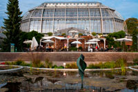 Jardín Botánico de Berlín, con más de 43 hectáreas el mayor jardín botánico de Europa. El principal efecto invernadero tropical. El Jardín Botánico de Berlín-Dahlem y el Museo Botánico (alemán: Botanischer Garten und Botanisches Museo de Berlín-Dahlem) es un jardín botánico en la capital alemana de Berlín, con una superficie de 43 hectáreas y alrededor de 22.000 especies de plantas diferentes. El jardín se encuentra en el barrio de Dahlem del barrio de Steglitz-Zehlendorf. Fue construida entre 1897 y 1910, bajo la dirección del arquitecto Adolf Engler, con el fin de presentar las plantas exóticas de volver de las colonias alemanas.