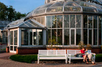 Berlín. Alemania. Jardín Botánico de Berlín, con más de 43 hectáreas el mayor jardín botánico de Europa. El principal efecto invernadero tropical. El Jardín Botánico de Berlín-Dahlem y el Museo Botánico (alemán: Botanischer Garten und Botanisches Museo de Berlín-Dahlem) es un jardín botánico en la capital alemana de Berlín, con una superficie de 43 hectáreas y alrededor de 22.000 especies de plantas diferentes. El jardín se encuentra en el barrio de Dahlem del barrio de Steglitz-Zehlendorf. Fue construida entre 1897 y 1910, bajo la dirección del arquitecto Adolf Engler, con el fin de presentar las plantas exóticas de volver de las colonias alemanas.