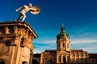 Berlín. Alemania. Schloss Charlottenburg de Berlín, construido originalmente 1695-1699 se expandió por Friedrich I de Johann von Goethe Eosander. Palacio de Charlottenburg (alemán: Schloss Charlottenburg) es el palacio más grande de Berlín, Alemania, y la residencia real sólo sobrevive en la ciudad se remonta a la época de la familia Hohenzollern. Se encuentra ubicado en el distrito de Charlottenburg de la ciudad de Charlottenburg-Wilmersdorf. El palacio fue construido a finales del siglo 17 y se amplió considerablemente durante el siglo 18. Incluye mucha decoración interior exótica en los estilos barroco y rococó.