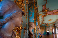 Galeria d'Or, el Palau de Charlottenburg. Alemanya, Berlín, Charlottenburg Palace, Goldene Galerie (Galeria Daurada) amb Rococó va ser un antic ball i música ambient. L'interior va ser igual de bé reconstruïda. Les habitacions reals estan oberts al públic, com la Galeria de roure, amb panells de roure i folrat amb pintures a l'oli. La galeria de porcellana, decorada amb miralls, té una pantalla fina de la porcellana xinesa. Altres habitacions interessants inclouen el Saló Blanc, l'estil rococó Golden Gallery i la Galeria dels romàntics, que compta amb una col · lecció de pintures de l'època del romanticisme alemany. Cal destacar també la Schlosskapelle, la capella del palau completament reconstruït.