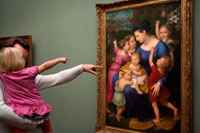 Berlín. Alemania. Un padre y su hija miran frescos de la Casa Bartholdy en Roma, en la Alte Nationalgalerie en Berlín Alemania. Los niños en el museo. La Alte Nationalgalerie es el hogar original de la Nationalgalerie, cuya actualidad colecciones se dividen entre la Neue Nationalgalerie, el Hamburger Bahnhof - Museum für Gegenwart - Berlín, el Friedrichswerdersche Kirche, Museo Berggruen y el Sammlung Scharf-Gerstenberg.