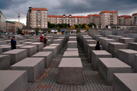 Berlín Monumento a los Judios asesinados en Europa. Memorial del Holocausto. El Monumento a los Judios asesinados de Europa, uno de los monumentos más impresionantes y controvertidos al Holocausto, fue diseñado por el arquitecto estadounidense Peter Eisenmann. El Memorial del Holocausto se encuentra en el centro de Berlín, expuso en un sitio de 4,7 hectáreas entre la Potsdamer Platz y la Puerta de Brandenburgo. La pieza central del memorial del Holocausto es el "Campo de Estelas", cubierta de más de 2.500 pilares de hormigón dispuestos geométricamente. Usted puede entrar y caminar a través del campo de manera desigual en pendiente desde los cuatro lados. Las columnas fuertes, todos ligeramente diferentes en tamaño, evocan una sensación de ola de desorientación que sólo se puede experimentar cuando usted hace su camino a través de este bosque gris del hormigón.