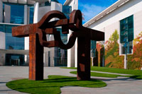 Berlín. Alemania. La escultura de Eduardo Chillida en la Oficina del Canciller Federal en Berlín. La Oficina del Canciller. El arte en la arquitectura en Alemania tiene una larga historia a sus espaldas. El sector público ha desempeñado un papel clave en la puesta en marcha de obras de arte desde 1950, y el arte en la arquitectura puede decirnos mucho sobre la identidad cambiante del estado. El 25 de enero de 1950, el Bundestag alemán aprobó una decisión de destinar uno por ciento del volumen de contratación de todos los proyectos de construcción (...) para el gasto en obras públicas ". De este modo, los miembros del parlamento de Alemania Occidental sentaron las bases para uno de los principales colecciones del mundo de arte-en-la arquitectura. Como resultado de este movimiento, más de 1.000 obras de arte, ya se han encargado en nombre del Estado. Durante este periodo de 62 años de arte en la arquitectura se ha convertido no sólo en los edificios del gobierno y del parlamento, sino también en los institutos de investigación, oficinas, bases militares y estaciones de servicio de las autopistas.