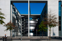 Paul Loebe House, Alemanya, Berlín. Els de vidre i formigó Paul-Löbe-Haus alberga oficines per a les comissions parlamentàries del Bundestag. Des de dalt es veu com una pinta de doble cara ia l'interior hi ha un atri el temps suficient per ser una pista de bitlles per als gegants. Se li vincula amb un doble pont de vianants a la Marie-Elisabeth-Lüders-Haus a tot el Spree en un símbol visual de la reunificació. Els horaris varien, depenent de l'ús parlamentari. L'edifici porta el nom de Paul Löbe, President del Reichstag d'Alemanya 1924-1932, és un dels més impressionants edificis del govern federal sobre Spreebogen ribera de Berlín.