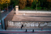 Berlín. Alemania. El Muro de Berlín en Bernauer. El monumento muro de Berlín en el Bernauerstraße. El Muro de Berlín es el lugar conmemorativo central de la división de Alemania, situada en el centro de la capital. Situado en el sitio histórico en la Bernauer Strasse, con el tiempo se extenderá a lo largo de 1,4 kilometros de la antigua franja fronteriza. El monumento contiene la última pieza del Muro de Berlín con los motivos conservados detrás de él y es por tanto capaz de transmitir una impresión de cómo las fortificaciones fronterizas desarrollaron hasta el final de la década de 1980.