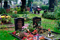 Cementerio judío de 1827, Prenzlauer Berg, Berlín, Alemania, Europa. Vor dem Friedhöfe Halleschen Tor. Cementerios judíos en Berlín. Ciudadela Spandau. Las lápidas judías más antiguas fueron descubiertas en 1955, mientras que la restauración de la ciudadela de Spandau (uno de los distritos de Berlín). Datan entre 1244 y 1474. En total se encontraron 65 piedras. Ellos probablemente se deben a varios cementerios. Se los puede ver sólo con cita previa: 030/354944-212 (gatekeeper) o 030/354944-297 (administración). Ciudadela Spandau (Zitadelle Spandau), Am Juliusturm, U 7 Zitadelle Spandau Cementerio judío Grosse Hamburger Strasse