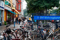 Mehringdamm, Kreuzberg, Berlín, Alemanya. El Mehringdamm és un carrer al sud de Kreuzberg, Berlín. Al nord s'inicia en Mehringbrücke i acaba - amb els seus meridionals majoria de les cases ja que pertany a la localitat de Tempelhof - en Platz der Luftbrücke. És l'adreça sud històrica autopista Berlín-Halle, que ara formen la ruta federal 96. La cruïlla principal de Mehringdamm està amb el camí del segle 19 anell al voltant del centre urbà de Berlín, anomenat Yorckstraße oest, ia l'est de Gneisenaustraße Mehringdamm.