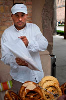 Berlín. Alemania. Un hombre que vende Pretzels en una calle de Berlín, Alemania. Todo el mundo ama pretzels. En Alemania, por alguna razón se les llama "brezels", y los mejores vienen del Sur (Baviera en particular). Pero eso no significa que la capital teutona ha encorvarse cuando se trata de nudo-hornear - y estos lugares son la prueba. Neukölln Como su nombre lo explica, este lugar tiene para hornear pretzel a un régimen de nivel Co., lo que significa que usted puede encontrar toneladas y toneladas de variedad aquí, incluyendo pretzels cubiertos con ingredientes como el sésamo, queso, semillas de amapola y semillas de calabaza. Por la variedad y sabor masticable, es la mejor opción en la ciudad, y también tienen un muy buen menú de desayuno y almuerzo opciones bávaros. Kreuzberg