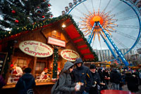 Roda de la fortuna i Currywurst en el mercat de Nadal davant de la font Neptunbrunnen, Alexanderplatz, Berlín. Snack-bar a Alexanderplatz. Les campanes, garlandes, nadales, arbres decorats ... Nadal ha arribat definitivament. Aquest moment especial de l'any, comença a fer-se sentir en tots els racons de la capital. No hi ha moltes ciutats al món que saben com donar la benvinguda al Nadal com Berlín. És un fet ben conegut que el poble alemany encanta celebrar el Nadal. Berlín no vol ser eclipsat per ciutats com Munic o Dresden, que són més àmpliament coneguts per les seves celebracions de Nadal. Compta amb mercats de Nadal seixanta repartides per tota la ciutat: tradicional o alternativa, especialitzada en artesanies o aliments, gratuït o de pagament, hi ha un mercat per a tots els gustos.