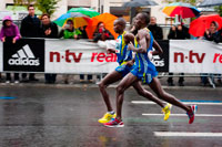 Berlín. Alemania. Negro participante africano del Maratón de Berlín en el kilómetro 40, Berlin, Alemania, Europa. El Maratón de Berlín (marca BMW Berlin Marathon por razones de patrocinio) es un importante acontecimiento corriente y deportivo que se celebra anualmente en Berlín, Alemania. La distancia oficial del maratón de 42,195 kilometros (26 millas 385 yardas) se configura como una carrera de carretera de toda la ciudad, donde los atletas profesionales y corredores aficionados participan conjuntamente. Primero se inició en 1974, el evento tiene lugar tradicionalmente el último fin de semana de septiembre. El maratón de Berlín es una de las carreras de ruta más grandes y populares en el mundo. Sólo en 2008 la carrera tenía 40.827 titulares inscritos de 107 países, 35.913 finalistas oficiales y más de un millón de espectadores. Junto con otras cinco razas, forma la World Marathon Majors, una serie que ofrece una bolsa de premios de $ 1 millón para ser dividido en partes iguales entre el macho superior y maratonistas femeninas.