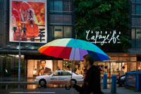 Lafayette Gallery de Berlín. El Galeries Lafayette (pronunciación francesa: [??? Al i lafaj t]) es una empresa de tiendas por departamento francés de lujo situado en el Boulevard Haussmann, en el distrito 9 de París. En 2009, las Galerías Lafayette registró ganancias de más de mil millones de euros. Es una parte de la empresa Groupe Galeries Lafayette. En 1895, Théophile Bader y su primo Alphonse Kahn abrió una tienda de moda en la tienda de una pequeña mercería en la esquina de la rue La Fayette y la Chaussée d'Antin en París. [1] En 1896, la compañía compró el edificio completo en el n ° 1 rue La Fayette; en 1905 se adquirieron los edificios en el n ° 38, 40 y 42, boulevard Haussmann y n ° 15 rue de la Chaussée d'Antin. Bader encargó al arquitecto Georges Chedanne y su discípulo Ferdinand Chanut para diseñar la tienda en el lugar Haussmann, donde una cúpula de cristal y acero y escaleras de estilo Art Nouveau se terminaron en 1912.