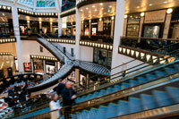 Berlín. Alemanya. Quartier 205, centre comercial de luxe a Berlín. Friedrichstrasse és un dels carrers més llegendaris de tota la ciutat, que combina la tradició de la "daurats anys vint" amb l'arquitectura de Berlín enllà de 1989. Als anys 20, els 3,5 km de llarg del carrer era el lloc per estar amb els cafès, teatres i vodevils, com el famós Wintergarten. Per 1997 Friedrichstraße era encara un lloc poc atractiu edifici a la part est de Berlín. Els comerciants de la "City West 'estaven en contra del desenvolupament d'aquest. Igual que en la política de les bandes de West-Side-Story, aquest vs West història oriental es van enfrontar fins que un inversor alemany sorprenentment va construir un centre comercial de luxe en aquest lloc històric. L'edifici, Quartier 206, creat per l'arquitecte amb seu a Nova York, IM Pei, va ser diferent, repugnant per als de la vella escola-berlinesos i (gairebé) impossible llogar en el moment.