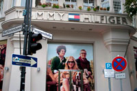 Berlín. Alemanya. Confluència dels carrers Fasanenstraße i Kurfürstenstraße . Tommy Hilfiger . Berlín és un paradís de les compres . Des dels grans magatzems tradicionals i nous , moderns centres comercials , botigues de disseny de luxe a petita artesania fabrica , puces i mercats i botigues d'antiguitats de ganga - vostè ho trobarà tot . Aquesta pàgina presenta els grans magatzems , centres comercials i zones de compres més popular de Berlín , llistats per districte . També fem introduir els mercats més populars en diferents barris de Berlín . La zona comercial coneguda com Kurfürstendamm inclou Tauentzien Straße , com la seva extensió oriental . Junts conformen un boulevard de gairebé cinc quilòmetres de llarg on passejar , anar de compres i seure als cafès han estat un plaer durant dècades . Entre KaDeWe i Europa Center Tauentzien Straße comença a Wittenbergplatz ( estació de metro ) on es troba el famós centre comercial KaDeWe . El carrer s'estén en direcció oest cap Kaiser Wilhelm Memorial Church , on el nom del carrer es transforma en Kurfürstendamm.