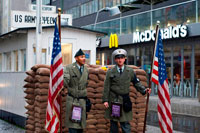 Berlin guerra freda Checkpoint Charlie Friedrichstrasse frontera notori creuant sectors soviètics americans paret oest a l'est . Checkpoint Charlie va ser el nom donat pels aliats occidentals a un punt d'encreuament entre Berlín Oriental i Berlín Occidental durant la Guerra Freda . Altres punts de control dels Aliats sobre l'autopista cap a l'oest van ser Checkpoint Alfa a Helmstedt i Checkpoint Bravo en Dreilinden , al sud-est de Wannsee , anomenada de l'alfabet fonètic de l'Organització del Tractat de l'Atlàntic Nord . Molts altres punts d'encreuament sector existien a Berlín . Alguns d'ells van ser designats per als residents de Berlín Occidental i ciutadans d'Alemanya Occidental . Checkpoint Charlie va ser designat com el punt d'encreuament simple ( a peu o en cotxe ) per als estrangers i els membres de les forces aliades . ( Els membres de les forces aliades no se'ls permetia utilitzar l'altre punt d'encreuament sector designat per al seu ús per part d'estrangers , l'estació de tren de Friedrichstrasse . ) Checkpoint Charlie es troba a la cruïlla de Friedrichstrasse amb Zimmerstrasse i Mauerstraße ( que casualment significa ' Wall Street ' ) al barri de Friedrichstadt , que va ser dividida pel Mur de Berlín.