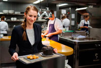 Berlín. Alemania. Cocina de Das Stuen. Galardonado con una estrella Michelin chef catalán Paco Pérez en Das Stue restaurante. Ubicado en un edificio de 1930 que originalmente fue el Real Embajada de Dinamarca, en Berlín, el patrimonio único de Das Stue se refleja en su nombre, el término danés para la "sala de estar". El hotel incorpora la prominencia de su fachada clasicista y la belleza natural de su dirección Tiergarten frondoso, anteriormente cotos de caza reales de la ciudad. Los propietarios han creado un sofisticado refugio urbano con comodidades personalizadas - al igual que la sala de estar de alguien que está muy bien conectado en Berlín y tiene acceso inmediato a un sinnúmero de atracciones de la ciudad. Patricia Urquiola, el aclamado arquitecto y diseñador español, lleva su firma toque elegante y elegante de los interiores del hotel. Con estrellas Michelin chef catalán Paco Pérez timones concepto de comida de Das Stue, que sirve cocina mediterránea vanguardista combinado con acentos locales. Sincero, honesto, sabor impulsada, creativo, sorprendente ...