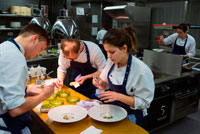 Berlín. Alemanya. Cuina de Das Stuen . Guardonat amb una estrella Michelin xef català Paco Pérez a Das Stue restaurant . Ubicat en un edifici de 1930 que originalment va ser el Reial Ambaixada de Dinamarca , a Berlín , el patrimoni únic de Das Stue es reflecteix en el seu nom , el terme danès per a la " sala d'estar" . L'hotel incorpora la prominència de la seva façana classicista i la bellesa natural de la seva direcció Tiergarten frondós , anteriorment vedats de caça reals de la ciutat . Els propietaris han creat un sofisticat refugi urbà amb comoditats personalitzades - igual que la sala d'estar d'algú que està molt bé connectat a Berlín i té accés immediat a un sens fi d'atraccions de la ciutat . Patricia Urquiola , l'aclamat arquitecte i dissenyador espanyol , porta la seva firma toc elegant i elegant dels interiors de l'hotel . Amb estrelles Michelin xef català Paco Pérez timons concepte de menjar de Das Stue , que serveix cuina mediterrània avantguardista combinat amb accents locals . Sincer , honest , sabor impulsada , creatiu , sorprenent .... : que gairebé resumeix l'estil de Paco Pérez de la cuina . Recolzat pel seu principi que "tothom ha de fer el que sap en el seu cor que realment hauria d'estar fent, i no negar els seus principis " , que li ha guanyat cinc estrelles Michelin : dos per al Miramar , el restaurant de la marca a Llançà ( Girona , Espanya oriental ) , dues per a la Enoteca , ubicada dins de l'Hotel Arts a Barcelona i un en el seu lloc a Berlín . La seva actitud relaxada desmenteix una atapeïda agenda , que inclou també carreres restaurant de l'Hotel Mirror , de nou a Barcelona