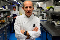 Berlín. Alemania . Con estrellas Michelin chef catalán Paco Pérez timones concepto de comida de Das Stue , que sirve cocina mediterránea vanguardista combinado con acentos locales. Sincero , honesto, sabor impulsada , creativo, sorprendente ....: que casi resume el estilo de Paco Pérez de la cocina. Respaldado por su principio de que " todo el mundo debe hacer lo que sabe en su corazón que realmente debería estar haciendo , y no negar sus principios " , que le ha ganado cinco estrellas Michelin : dos para el Miramar, el restaurante de la marca en Llançà (Girona , España oriental ), dos para la Enoteca , ubicada dentro del hotel Arts en Barcelona y uno en su lugar en Berlín. Su actitud relajada desmiente una apretada agenda , que incluye también carreras el restaurante del Hotel Mirror , de nuevo en Barcelona. La tramontana ataca de nuevo. Me parece estar condenada al fracaso. Es suficiente para mí para ir a ninguna parte cerca de la costa del Ampurdán para este viento lúgubre norte a empezar a soplar . Mi visita al Hotel Restaurante Miramar en Llançà (Girona , este de España ) no es una excepción . Estoy aquí para descubrir las características fundamentales del enfoque Paco Pérez a la cocina , pero la tramontana no hace acepción de esas misiones , y la pelea de mal tiempo que este viento desagradable interior lleva típicamente junto con él está agitando las aguas de este tramo del Mediterráneo. En este contexto, la afabilidad de Paco Pérez vigas en contraste. Un chef ' hecho a sí mismo "con un enfoque de bajo perfil a la vida , evita el circuito de eventos de prensa , conferencias y, en general hoo -ha. Nos sentamos en la terraza cubierta de su restaurante con vistas al mar, y charlar sobre sus ( casi ) Veinte años al frente de una empresa gastronómica (que ejecute el Miramar, y actuando como asesor de dos restaurantes- en - hoteles en Barcelona - Enoteca de las Artes, y el espejo ) que lo ha ganado tres estrellas Michelin , dos para el Miramar y una para Enoteca . Paco no sólo dirige los equipos ; él cocina , también. "Soy un cocinero. Yo cocino todos los días " , dice. Su apasionado interés por la comida y la cocina se remonta a la primera infancia; cuando aún estaba en la escuela primaria que le encantaba el deslizamiento a la cocina para ver lo que estaba pasando y luego tratar de imitar lo que veía. Más tarde, su búsqueda de lo que era claramente una vocación comenzó withtaking un trabajo en un pequeño bar de tapas propiedad de su familia , comenzando como un camarero y después de graduarse de la cocina : "Esa experiencia de trato con el público fue clave. Estar en contacto directo con los clientes significa que usted puede observar cómo reaccionan a diferentes gustos y olores - información vital que no llegarán cuando estás detrás de las escenas en la cocina. " Sus días de escuela otra vez, él se dedicó a convertirse en un miembro del mundo de la alimentación , pasando varios períodos de formación en Francia en colocaciones con Michel Guérard (uno de los progenitores de la Nouvelle Cuisine ) hasta que fue llamado a hacer su (entonces obligatorio ) el servicio militar de nuevo en España . Esto fue cuando Montse apareció en la escena , convirtiendo lo que podría haber sido sólo una interrupción temporal en indefinido . " Mientras estaba haciendo la mili en Madrid, un amigo me dijo que sus padres, que dirigían un pequeño hostal ( casa de huéspedes ), cerca de la playa en Llançà , necesitan ayuda durante el período de Pascua . Decidí darles una mano y pasar mis vacaciones allí. " Y allí se quedó . El retorno plan original a Francia para continuar su formación disuelto en el rostro de su deseo de permanecer con Montse , la hermana del amigo al que le había introducido en el Miramar, de la que había caído en una gran forma . Sin embargo, continuó el estudio y la adquisición de habilidades y conocimientos , y poco después se puso en contacto con Ferrán Adriá . De hecho, fue en elBulli que llegó a comprender la naturaleza de su actitud frente a la cocina, ".... un enfoque a la alimentación que involucra los sentidos - que toma en la mirada de ella , el olor , la sensación , entonces usted come , probar , experimentar el placer de hacerlo y la conservarán en la memoria " . Muchos han descrito su estilo de cocina como ' elBulliesque ' , que toma como un cumplido : "Para mí, la cocina en el estilo de elBulli implica ser coherente , creativo , humilde y trabajador , así que estoy encantado si es verdad " .