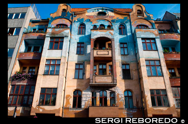 Hos Geldiniz, Falckensteinstrasse 46 in Berlin, Germany, Europe. You can find this beautifully painted house at the western end of the Oberbaum Bridge on Kreuzberg territory. The Turkish inscription on the balcony reads "Ho? geldiniz" ... "Welcome!". 