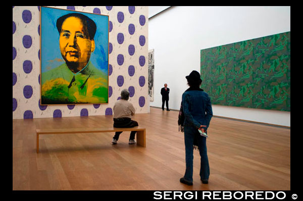 Pintura del President Mao d'Andy Warhol al Hamburger Bahnhof Museu d'Art Contemporani de Berlín Alemanya . Un llenç per l'artista pop nord-americà Andy Warhol del líder comunista xinès Mao Zedong s'ha venut per 7.600.000 £ - més de 18 vegades el preu pagat l'última vegada que va anar a la subhasta . L'artista es diu que s'han inspirat per crear la sèrie icònica de pintures President Mao per la històrica visita del llavors president dels EUA Richard Nixon a Xina el 1972 . Warhol va transformar el retrat oficial del president xinès , en aquest cas utilitzant el vermell i el esquema de color groc de la Revolució Cultural . Va ser passat va vendre en una subhasta al juny de 2000 per només £ 421.500 . Les pintures van ser exclosos d'una gran mostra de l'obra de Warhol va exposar a la Xina l'any passat . Parlant abans de la fira , el Andy Warhol Museum seu als Estats Units que va organitzar la gira de la seva obra , va dir : "Tot i que esperàvem per incloure nostres quadres de Mao en l'exposició per mostrar gran interès de Warhol en la cultura xinesa , podem entendre que algunes imatges són encara no pot ser mostrat a la Xina " . Els organitzadors no van indicar si havien estat censurats per les autoritats xineses . La subhasta a Sotheby a Londres també inclou la venda de 1.994 Vareta obra abstracta de Gerhard Richter ( Wall ) 17,4 milions d' lliures . La pintura a l'oli s'ha demostrat en 20 exposicions en museus , incloent una retrospectiva de Richter " Quaranta anys de pintura " al Museu d'Art Modern de Nova York , però mai abans havia estat oferta en venda per l'artista . L'obra , que va superar la seva estimació , té " bandes intrèpids del vermell cadmi , blau i magenta " i mostra la tècnica revolucionària Richter va desenvolupar en la dècada anterior . Un altre nouvingut d'alt perfil al mercat de l'art era 1961 la pintura de Lucian Freud , " El cap en un sofà verd " , que va vendre 2,9 milions de lliures . Representa molt de temps company de l'artista britànica Belinda " Bindy " Lady Lambton , que sembla estar nu , amb la cara famós angular mostrada recolzant-se en el braç d'un sofà verd , " meravellosament expressiu i gairebé escultòric en forma". La pintura va ser creada després de Freud intercanvia seus fins pinzells de marta per raspalls de pèl de porc més grans ' i va aprendre a treballar de peu . Freud creia que fos entre les seves millors obres . Els preus de venda assolits per Sotheby semblen confirmar que el mercat de l'art està en el seu apogeu , gràcies a una creixent classe de col · leccionistes super - rics dels mercats emergents com la Xina , Rússia i Orient Mitjà.