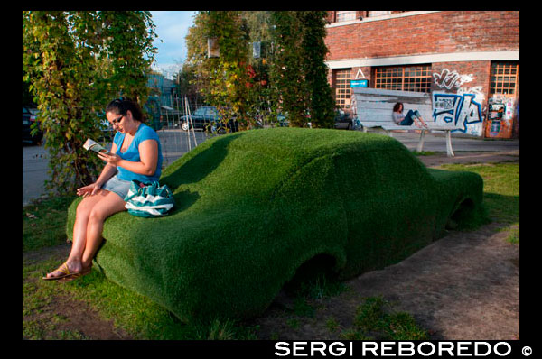 Berlín , Alemania, el Jardín de la desaceleración Arena flota Berlín. Bancos de gran tamaño y coches cubiertos de hierba en el Arena de Berlín. Eventos culturales en un edificio de la fábrica que aparece a lo largo de la antigua frontera de la RDA . Hoy en día, este 7000 lugar m² en el borde del río Spree es el sitio para innumerables conciertos, ferias y fiestas -, pero el complejo de edificios en el distrito de Treptow de Berlín fue originalmente utilizado de manera muy diferente : Diseñado por el arquitecto Franz Ahrens, el estadio fue construido en 1927 como una sala de bus para el sistema de transporte público de Berlín . En ese momento , era la sala más grande de independiente de Europa y podría contener 240 autobuses. Durante el período nazi , se convirtió en un arsenal de armas . Después de que el Muro de Berlín fue construido en 1961 , ya no era accesible debido a su ubicación ; después de la reunificación alemana, los servicios de transporte público de Berlín cerró oficialmente el edificio por completo. Varios lugares en un área A mediados de los años 1990 , extensas reformas se llevaron a cabo en el complejo , y la Arena de Berlín es ahora uno de los lugares más importantes para los eventos culturales de la ciudad . La Arena se ha expandido a través de los años para incluir lugares adicionales en los alrededores. La " casa de cristal " de la Arena, un club, teatro y café , por ejemplo, se encuentra en lo que fue el taller de un tornero , que ofrece vistas panorámicas al río Spree , con su fachada totalmente acristalada. Las vistas también se pueden disfrutar desde a bordo del club y restaurante buque MS Hoppetosse , que se ancla a lo largo de las orillas del río Spree . El barco también ofrece una fiesta reggae de todos los domingos, titulado ' Yaam ' . La nave vecina cuenta con una piscina en el verano con un montón de espacio para tomar el sol , y se convierte en un paisaje de sauna con techo en invierno. Otros lugares de celebración de la Arena de Berlín incluyen la Arena Club, el restaurante ' Anhalt ' y el bar ' Freischwimmer ' . Los meses de verano son un tiempo muy ocupado aquí , con conciertos , fiestas, varios eventos anuales , como el festival de música ' Popdeurope ' Europeo y al aire libre ' Unplugged '