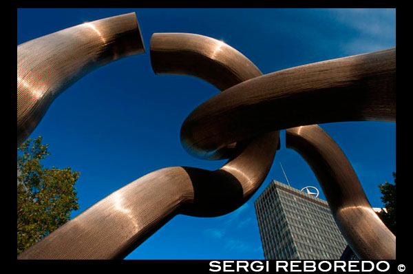 Berlín Escultura, en el fons de la Kaiser Wilhelm Gedächtniskirche, Tauentzienstraße, Berlín, Alemanya, Berlín és el nom d'una escultura al carrer Tauentzienstraße a l'oest de Berlín, la capital d'Alemanya. Primer va concebre el 1985 i va donar a conèixer per l'equip de l'escultura de marit i esposa de Brigitte Matschinsky-Denninghoff i Martin Matschinsky el 1987, motiu principal de l'escultura, una "cadena trencada", estava destinat a simbolitzar les connexions tallades entre Berlín Occidental i Oriental a causa a la construcció del mur de Berlín. Tot i que el Mur ja ha estat desmantellat, l'escultura va ser comprat per la ciutat de la senyora Matschinsky-Denninghoff per commemorar el capítol lamentable en la història alemanya.