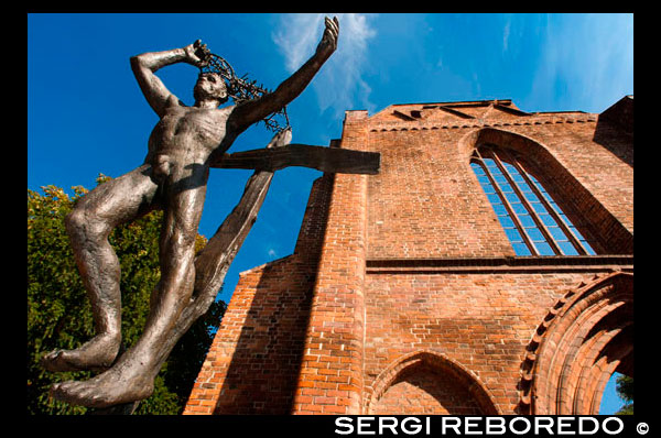 Franziskaner Klosterkirche ( franciscano Iglesia Convento ) ruina , Berlín , Alemania. En el oeste de Berlín, cerca de Bahnhof Zoo, es el famoso Kaiser Wihelm Iglesia en memoria de una bombardeada ruina parcialmente restaurada que hoy se erige como un recordatorio de los horrores de la guerra . En la parte oriental de la ciudad se encuentra otra ruina de una iglesia mucho más antigua que hoy en día sigue siendo en gran parte olvidado. Al otro lado de una concurrida avenida de seis carriles de la plaza Alexanderplatz se encuentra un oasis frondoso, un lugar tranquilo, lejos del bullicio de la ciudad . La construcción de la abadía franciscana inicial comenzó en 1250 y fue un buen ejemplo de estilo gótico temprano hasta que fue destruida por los bombardeos aliados el 3 de abril de 1945. Hoy en día la ruina se erige como otro recordatorio de la guerra que dejó la ciudad devastada. El espacio que ahora se erige como un arte espacio expositivo abierto en un ambiente de jardín. En verano también se llevan a cabo obras de teatro . Cerca de allí, también se puede encontrar dos recordatorios más de la historia de Berlín . El primero , directamente detrás de la iglesia es el Muro de Berlín original, que rodeaba las antiguas ciudades de Berlín y Cölln . Cerca de allí, en un tranquilo tramo de viviendas residenciales, es el restaurante más antiguo de Berlín Zur Letzten Instanz . Las fechas restaurante a 1561, aunque el edificio actual es una reconstrucción de la posguerra . El interior es también período curiosamente , aunque me quedo con el Biergarten exterior. No puedo responder por el menú del Zur Letzten Instanz personalmente . Se tiende a la cocina típica de Berlín. Es probable que encuentres delicias como Eisbein , a menudo traducido como codillo de cerdo , y una vez describió elocuentemente a mí por un amigo como un graso , rosa, melcocha carnoso.