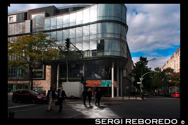 Tienda de la fábrica berlinesa para muebles y accesorios, ubicado en Kantstraße. Stilwerk, Kaufhaus fuer Moebel und Accessoires auf mehreren Etagen bestehend aus einzelnen Geschaeften. Stilwerk. Exquisitos muebles en una atmósfera decorativa. Esto podría ser llamado el Harrods de tiendas de muebles. El Stilwerk en Kantstraße ofrece un exquisito surtido y una enorme variedad de muebles y accesorios para el hogar por conocidos diseñadores. Los cinco niveles del edificio contienen 57 tiendas de muebles y decoración, todos atienden a los gustos refinados.