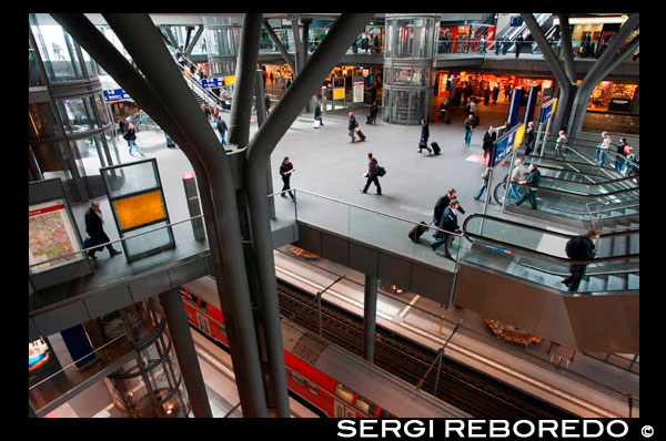 Alemania, Berlín, la nueva Berlín, Hauptbahnhof (Berliner Hauptbahnhof) estación de tren. Berlin Hauptbahnhof ( " estación principal de Berlín" , a veces traducido como la estación central de Berlín [ 2 ] [ 3 ] [ 4 ] [ 5 ] [ 6 ] [ 7 ] ) es la estación de tren principal en Berlín , Alemania. [ 8 ] [ 9 ] entró en pleno funcionamiento dos días después de una ceremonia de apertura el 26 de mayo de 2006. se encuentra en el sitio de la histórica Lehrter Bahnhof, y hasta que se abrió como una estación de la línea principal , que era una parada en el tren de cercanías de Berlín S -Bahn nombrado temporalmente Berlin Hauptbahnhof - Lehrter Bahnhof . La estación es operada por DB Station & Service , subsidiaria de Deutsche Bahn AG, y se clasificará en la categoría 1 de la estación, uno de veinte en Alemania y cuatro en Berlín, siendo los otros Berlin Gesundbrunnen , Berlín Südkreuz y Berlín Ostbahnhof . Lehrter Bahnhof (Estación Lehrte ) abrió sus puertas en 1871 como el término de la línea férrea que une Berlín con Lehrte, cerca de Hanover , que más tarde se convirtió en más importante línea principal este-oeste de Alemania. En 1882, con la finalización de la Stadtbahn ( City Railway , la línea de ferrocarril de Berlín, cuatro pistas central elevada , que lleva a ambos servicios de línea local y principal ) , al norte de la estación, una estación de intercambio más pequeña llamada Lehrter Stadtbahnhof fue abierto para proporcionar conexiones con la nueva línea . Esta estación más tarde se convirtió en parte de la de Berlín S -Bahn. En 1884 , tras el cierre de inmediaciones Hamburger Bahnhof ( Estación de Hamburgo ) , Lehrter Bahnhof se convirtió en la terminal de trenes hacia y desde Hamburgo. Después de graves daños durante la Segunda Guerra Mundial , los servicios limitados a la estación principal se reanudaron , pero después se suspendió en 1951. En 1957, con los ferrocarriles a Berlín Occidental bajo el control de la Alemania Oriental , Lehrter Bahnhof fue demolido , pero Lehrter Stadtbahnhof continuaron como parada en el S -Bahn. En 1987, fue restaurado para conmemorar 750 años de Berlín. Tras la reunificación alemana , se decidió mejorar la red ferroviaria de Berlín, mediante la construcción de una nueva línea principal norte-sur, como complemento a la este-oeste Stadtbahn . Lehrter Stadtbahnhof se considera que es la lógica