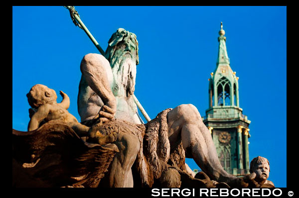 Neptunbrunnen Trevi, la iglesia Marienkirche en la espalda, la plaza Alexanderplatz, Berlin-Mitte, Alemania, Europa. La fuente de Neptuno en Berlín fue construido en 1891 y fue diseñado por Reinhold Begas. El dios romano Neptuno está en el centro. Las cuatro mujeres que lo rodean representan los cuatro ríos principales de Prusia: Elba, el Rin, el Vístula y Oder. La fuente fue removido de su ubicación original en la Schlossplatz, en 1951, cuando el ex Stadtschloss Berliner (Berlin City Palace) no fue demolido. Finalmente, después de ser restaurada, la fuente fue trasladada en 1969 a su actual ubicación entre la Iglesia de Santa María y el Rotes Rathaus. Coordenadas: 52 ° 31'10 "N 13 ° 24'25" E. El diámetro es de 18 m (59 pies), la altura es de 10 m (33 pies). Hubo otro conocido Neptunbrunnen en Breslau (apodado "Gabeljürge" o "Georgie Tenedor" por los lugareños), pero fue destruida durante la Segunda Guerra Mundial y la ciudad fue trasladada más tarde a Polonia.