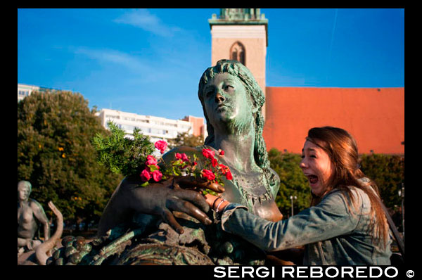 Neptunbrunnen Trevi, la iglesia Marienkirche en la espalda, la plaza Alexanderplatz, Berlin-Mitte, Alemania, Europa. La fuente de Neptuno en Berlín fue construido en 1891 y fue diseñado por Reinhold Begas. El dios romano Neptuno está en el centro. Las cuatro mujeres que lo rodean representan los cuatro ríos principales de Prusia: Elba, el Rin, el Vístula y Oder. La fuente fue removido de su ubicación original en la Schlossplatz, en 1951, cuando el ex Stadtschloss Berliner (Berlin City Palace) no fue demolido. Finalmente, después de ser restaurada, la fuente fue trasladada en 1969 a su actual ubicación entre la Iglesia de Santa María y el Rotes Rathaus. Coordenadas: 52 ° 31'10 "N 13 ° 24'25" E. El diámetro es de 18 m (59 pies), la altura es de 10 m (33 pies). Hubo otro conocido Neptunbrunnen en Breslau (apodado "Gabeljürge" o "Georgie Tenedor" por los lugareños), pero fue destruida durante la Segunda Guerra Mundial y la ciudad fue trasladada más tarde a Polonia.