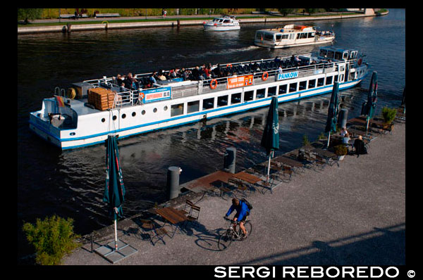 Excursión en barco en el río Spree, en Berlín. Spree, Landwehrkanal y Havel - Berlín es atravesado por multitud de ríos y canales. ¿Sabías que Berlín, con sus 1.700 puentes, tiene más puentes que Venecia? Un descubrimiento de la ciudad sobre el agua crea perspectivas inusuales en la capital. Cuando el tiempo es bueno, podrá relajarse en la cubierta del barco y maravillarse con las vistas, así como en rincones desconocidos de la metrópoli. De marzo a octubre, las compañías navieras de Berlín ofrecen diversas excursiones por la ciudad, así como sus alrededores, incluyendo explicaciones competentes y las historias de la tripulación del buque.