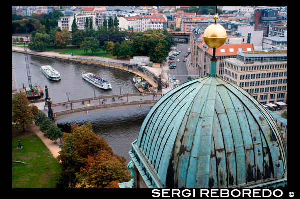 Riu Spree des de dalt de la Catedral de Berlín o la Berliner Dom , una església evangèlica construïda el 1905 pel rei Frederic Guillem IV . Berlín té dos grans rius Spree i Havel - , així com gran quantitat de llacs i canals on els vaixells i barques de creuers . El riu Spree flueix en arcs a través de Berlín , al sud de la mateixa corre el canal de la milícia . Per tant , totes les excursions en vaixell per la ciutat segueixen el mateix camí sobre el riu Spree i el canal Landwehr , només la longitud i la durada de les excursions en vaixell varien , depenent dels punts de sortida i arribada . Diverses companyies navilieres ofereixen Viatges de la barca , preus i horaris varien depenent de la longitud de la ruta , els serveis i extres . Cada companyia té els seus propis molls . Aquesta pàgina presenta les passejades en vaixell més populars , les butlletes es poden comprar fàcilment en línia . La magnífica Catedral de Berlín , també conegut com la catedral de Berlín , és una de les estructures més emblemàtiques que es troben a la ciutat i és molt popular entre els visitants . Aquest edifici d'estil barroc , construït el 1905 , ha estat restaurat després van ser grans destruïda durant la Segona Guerra Mundial . La impressionant cúpula és una característica clau de la Catedral amb la cúpula de la galeria ofereix una bona vista de centre de Berlín . Dins d'aquest cridaner edifici visitants trobaran un museu que detalla la història de la Catedral i el seu disseny . La Cripta dels Hohenzollern també assenyala a l'atenció de molts visitants amb els seus 94 entombments , alguns que daten del segle 16