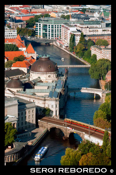 Spree river, aerial landscape viewed from the TV tower, Berlin. River Spree, Berlin, view from TV tower. Spree, Landwehrkanal and Havel – Berlin is crossed by a multitude of rivers and canals. Did you know that Berlin, with its 1,700 bridges, has more bridges than Venice? A discovery of the city on water creates unusual outlooks on the capital. When the weather is good, you can relax on the boat decks and marvel at the sights, as well as at unknown corners of the metropolis. From March to October, the shipping companies of Berlin offer various tours of the city as well as its surrounding areas, including competent explanations and stories from the ship crew. This 1.5-hour tour follows the Spree River from West to East through the city center of Berlin. The cruise starts next to the beautiful Charlottenburg Palace and brings you along the Spree River through the entire city center. Enjoy a tour through the modern parliament district as well as the old historic city center. On the way you will cross the former border between West 