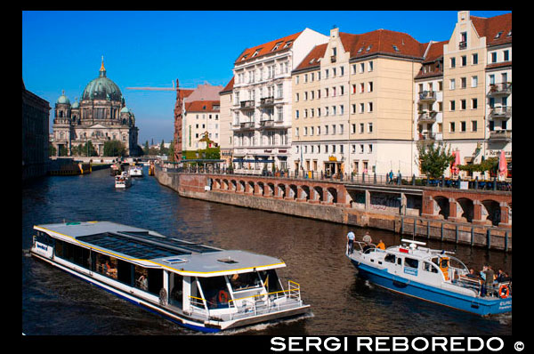 Un barco turístico en el río Spree, junto a El Barrio Nikolaiviertel o San Nicolás en un día soleado . Nicholas trimestre con la berliner dom o catedral en el fondo en un día soleado. El área contiene algunos de los edificios más antiguos . La zona debe su nombre a la iglesia parroquial , en su centro, que data del siglo 13. Este distrito es casi la única parte de Berlín que tiene un aspecto medieval a la misma, con pequeñas casas de dos aguas y calles estrechas . Una vez el hogar de artistas y escritores , el Nicolaiviertel está hoy llena de turistas que visitan las tiendas de souvenirs y restaurantes populares. Cruzando el río Spree , a través de una vista de Nicolaiviertel (Henry : esta es pronunciada Neeckolayfeertel ) . En el fondo , la torre de televisión , un poco como la torre CN . Gran parte del área fue destruida durante la guerra y la RDA , es decir, la Alemania Oriental comunista sólo llegó a su reconstrucción entre 1979 y 1987. La idea de recrear un pueblo medieval creado mucha controversia . De hecho, con sólo unas pocas excepciones , las casas de la Edad Media "en el distrito han sido recientemente réplicas de edificios históricos construidos . E incluso algunos de los auténticos tuvieron que ser restaurados y fueron trasladados aquí desde otros lugares. Sin embargo , la zona es encantadora y teníamos un paseo muy agradable allí. una vez que cruzamos el río , que tenía un aspecto en el exterior del Palacio Ephraim , una vez llamado el más bello rincón de Berlín. Es un palacio muy recargado, barroco construido en 1766 por Nathan Efraín, Federico el Grande maestro menta y joyero de la corte . En 1935 , se demolió el palacio , cuando se está ampliando el puente al lado de él , pero la mayor parte de la fachada se ha guardado y almacenado , y en 1983 se restauró el edificio. Hoy, el palacio alberga diversas exposiciones temporales. En cuanto a nosotros , nos decidimos a tener. Mira su exterior y caminar sobre a lo largo del río.