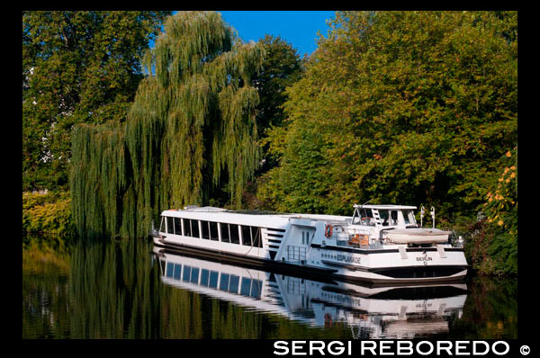 Boat excursion in the Spree river, Berlin. Spree, Landwehrkanal and Havel – Berlin is crossed by a multitude of rivers and canals. Did you know that Berlin, with its 1,700 bridges, has more bridges than Venice? A discovery of the city on water creates unusual outlooks on the capital. When the weather is good, you can relax on the boat decks and marvel at the sights, as well as at unknown corners of the metropolis. From March to October, the shipping companies of Berlin offer various tours of the city as well as its surrounding areas, including competent explanations and stories from the ship crew. 