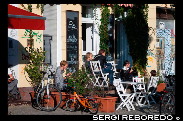 Bar i restaurant Caramello Eis & Pizza Prenzlauer Berg . Escena típica carrer Prenzlauer Berg bar / cafeteria Elis Caramello , Berlín , Alemanya , Europa . Prenzlauer Berg és una localitat de Berlin, que forma la part sud del barri de Pankow . Fins a 2001 , Prenzlauer Berg era en si mateix un municipi de Berlin ; en aquest any va ser combinat (al costat de l'antiga ciutat Weißensee ) al barri de Pankow . Després de la reunificació alemanya el 1990 Prenzlauer Berg es va convertir en un centre per al jovent de Berlín més bohemi , mentre que més recentment s'ha experimentat aburgesament . Prenzlauer Berg és una part del districte de Pankow , al nord-est de Berlín . A l'oest i al sud-oest limita amb Mitte , al sud de Friedrichshain - Kreuzberg , al Lichtenberg l'est, i al nord i Pankow Weißensee . Geològicament , el districte es troba totalment en el dipòsit glacial Barnim i les fronteres del sud-oest ( de Mitte ) a la vall glacial de Berlín , que es va formar a l'Edat de Gel . El punt més alt de la zona és de 91 metres sobre el nivell del mar al nord-oest de Volkspark Prenzlauer Berg . Aquest turó va sorgir després de la Segona Guerra Mundial , creat a partir d'una de les piles de runa després de la reunió de la runa del centre de la ciutat i la reconstrucció posterior