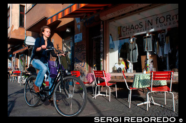 Dona amb bicicleta davant de caos en forma de botiga en Kreuzberg . Falkenstein Street , prop de Pont Oberbaum , Design Store , Escena Club , Kreuzberg , Berlín . Els carrers d'aquest Kreuzberg estan plenes de botigues interessants , generalment propietat de, o articles de la mitjana de , etiquetes i dissenyadors locals . No és només la roba que s'ofereixen : hi ha llibres , artesanies fetes a mà , mobles de segona mà i , per descomptat, un bon vinil antic . Passejar i que sens dubte vindrà a través de petites joies . Aquí estan les nostres botigues locals favorits per anar de compres única en Kreuzberg : Caos a la forma . Dissenyat per l'arquitecte del moment , és de 300 metres quadrats de postindustrial paradís de les compres minimalista . Anteriorment un taller de serralleria , l'espai està ple de fusta nua elegant i rails a la recerca de solitud que la casa de roba d'alta qualitat i accessoris de carrer en l'alta moda . El focus de la botiga en la bona artesania s'estén de forma natural als productes que s'ofereixen , de manera que tindrà més possibilitats de trobar una cosa molt especial dins d'aquestes parets . Després que el seu paradís de les compres , vostè estarà segur que necessiti un lloc per descansar amb espai suficient per a tota la roba , discos i mobles que li compra.