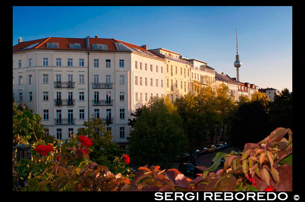 Prenzlauerberg Districte, construint al voltant de l'antiga Wasserturm, 1873 maons torre d'aigua convertida en un apartament. TV Tower. Wasserturm. Watertower a Berlín (Alemanya), va ser construït el 1877 i és el símbol de Prenzlauer Berg. El Wasserturm Prenzlauer Berg és la torre d'aigua més antic de Berlín, acabat en 1877 i va funcionar fins a 1952. L'estructura va ser dissenyada per Henry Gill i construït per l'anglès Waterworks Company. Es troba entre Knaackstraße i Belforter Straße en Kollwitzkiez, a la localitat de Prenzlauer Berg, a Berlín (part del districte de Pankow) i va treballar en el principi de la utilització d'aigua per canonada per proveir la creixent població de treballadors.