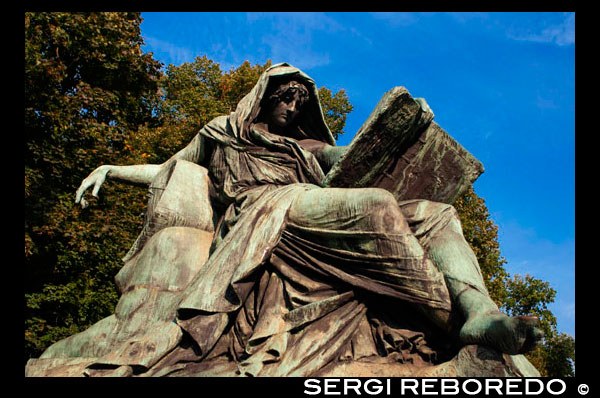 Uno de la estatua de héroe de guerra Otto von Bismarck se sitúa en Grober Stern en Berlín Alemania . Columna de la Victoria - - Siegessäule de Berlín es otro de los monumentos de Berlín que se ha reinventado a sí misma a través de las edades - desde el símbolo de la victoria militar de Prusia en el siglo 19 a un lugar favorito de los turistas en la actualidad. Como candidato presidencial de los EE.UU. , Barack Obama eligió la Siegessäule como el lugar alternativo a la Puerta de Brandenburgo durante su discurso ante 200.000 berlineses , el 24 de julio de 2008. El alto símbolo 67m de la victoria originalmente se encontraba en frente del Reichstag en la antigua Königsplatz y Platz de hoy der Republik . Se trasladó aquí , en la principal rotonda del Tiergarten por los nazis en 1938. La rotonda Grosser Stern es una intersección central desde la que cinco avenidas se extienden a diferentes direcciones alrededor de la brújula. Según los planos de Albert Speer el arquitecto y visionario de Berlín como la nueva capital del Reich alemán - Germania - se destinen a mejorar el eje este-oeste que atraviesa el Tiergarten. Emperador Guillermo I (1861-1888) , que gobernó y cada vez más poderoso Estado prusiano con ambiciones territoriales para unificar Alemania bajo Prusia, había nombrado a Otto von Bismarck - Canciller de Hierro - como primer ministro de Prusia en 1862 el emperador presidió la inauguración de la Columna. de la victoria el 2 de septiembre 1873 como un monumento a la victoria de Prusia en la guerra franco -alemana. Esto puso fin a las llamadas Guerras de Unificación libran contra sus vecinos de Dinamarca ( 1864) Austria (1866 ) y Francia (1871 ) . La fundación de Berlín como capital de Alemania siguió y el rey Guillermo I de Prusia fue coronado emperador - Kaiser Wilhelm I en Versalles en enero de 1871.