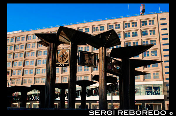 Berlin Alexanderplatz Brunnen Bé . Memòria mai s'atura , diu Young . Com pot una plaça formar part d'una memòria col · lectiva? A causa de les característiques de la plaça definida per les seves activitats i les seves arquitectures amb el seu simbolisme , que sens dubte juga un paper en la conformació de la identitat de la ciutat i la seva gent . Alexanderplatz ha canviat durant els anys , però una mica a contracor . Encara no hi ha hagut canvis respecte a la societat i la situació política . M'he adonat que els polítics han tingut algunes dificultats en el modelatge de la pàgina i que el caràcter de la plaça s'ha mantingut més o menys el mateix durant el temps . Fins i tot avui en dia Alexanderplatz està enfocat per als grans plans i encara es considera un lloc que no és finalment el model . Puc veure que això ha estat una de les seves característiques durant el segle 20 i potser això ens diu sobre la identitat de Berlín i els seus habitants com a part d'una ciutat fronterera . Els responsables polítics també han tractat de crear memòries col · lectives a Alexanderplatz , per exemple , la Font de l'Amistat entre els Pobles i de l'hora mundial . Però el que també és obvi és que la gent a omplir el lloc amb les seves pròpies connotacions i records i aquests no són necessàriament les destinades pel règim . L'art juga un paper important en la creació de records i de Döblin Berlin Alexanderplatz també ens dóna records d'aquest lloc , igual que la pel · lícula de Fassbinder basada en la novel · la de Döblin . I què va passar amb Dietmar ia la nostra amistat ? Jo , un cop més creuar la frontera al Checkpoint Charlie a visitar-lo? Dietmar decidir el 1984 deixar l'Alemanya Oriental a través de Txecoslovàquia, però va quedar atrapat i va haver de passar deu mesos en una presó a l'est de Berlín. Després que ell va ser exiliat i va arribar a Suècia a visitar-me. El que no sabíem en aquell temps era que uns anys més tard el mur cauria i va poder reunir-se amb la seva família . No hi ha més fronteres físiques . Però els records de la ciutat fronterera mantenir amb vida