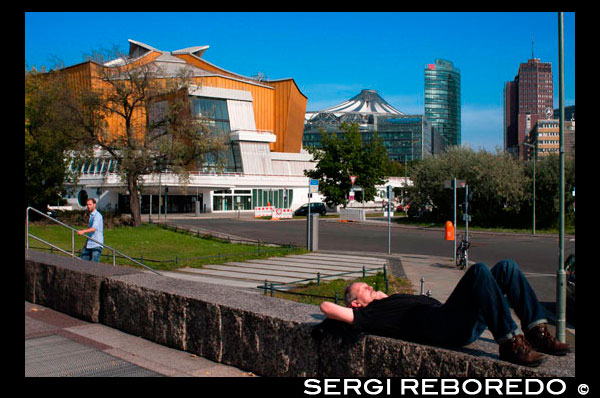 The Berliner Philharmonie, Berlin, Germany. The Berlin Philharmonic (German: Berliner Philharmoniker, formerly Berliner Philharmonisches Orchester; BPO) is an orchestra based in Berlin, Germany. In 2006, a group of ten European media outlets voted the Berlin Philharmonic number three on a list of "top ten European Orchestras", after the Vienna Philharmonic and the Royal Concertgebouw Orchestra,[1] while in 2008 it was voted the world's number two orchestra in a survey among leading international music critics organized by the British magazine Gramophone (behind the Concertgebouw).[2] Its primary concert venue is the Philharmonie, located in the Kulturforum area of the city. Since 2002, its principal conductor has been Sir Simon Rattle. The BPO also supports several chamber music ensembles. The funding for the organization is subsidized by the city of Berlin and a partnership with Deutsche Bank. The Berlin Philharmonic was founded in Berlin in 1882 by 54 musicians under the name Frühere Bilsesche Kapelle (literally, "Former Bilse's Band"); the group broke away from their previous conductor Benjamin Bilse after he announced his intention of taking the band on a fourth-class train to Warsaw for a concert. The orchestra was renamed and reorganized under the financial management of Hermann Wolff in 1887. Their new conductor was Ludwig von Brenner; in 1887 Hans von Bülow, one of the most esteemed conductors in the world, took over the post. This helped to establish the orchestra's international reputation, and guests Hans Richter, Felix von Weingartner, Richard Strauss, Gustav Mahler, Johannes Brahms and Edvard Grieg conducted the orchestra over the next few years. Programmes of this period show that the orchestra possessed only 46 strings, much less than the Wagnerian ideal of 64.